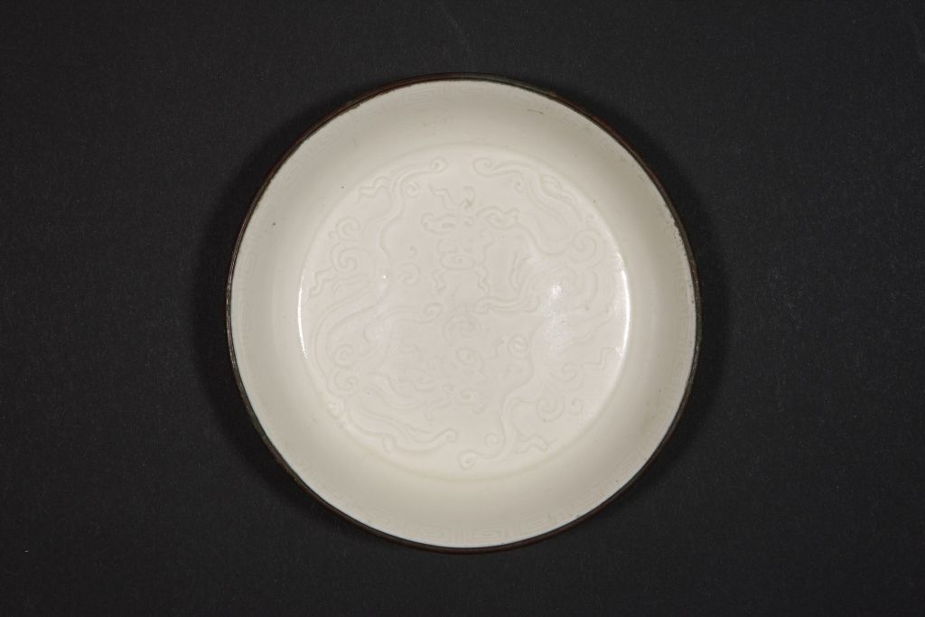 图片[2]-Ding Kiln White Glaze Engraved Flower Pan Chi Pattern Wash-China Archive